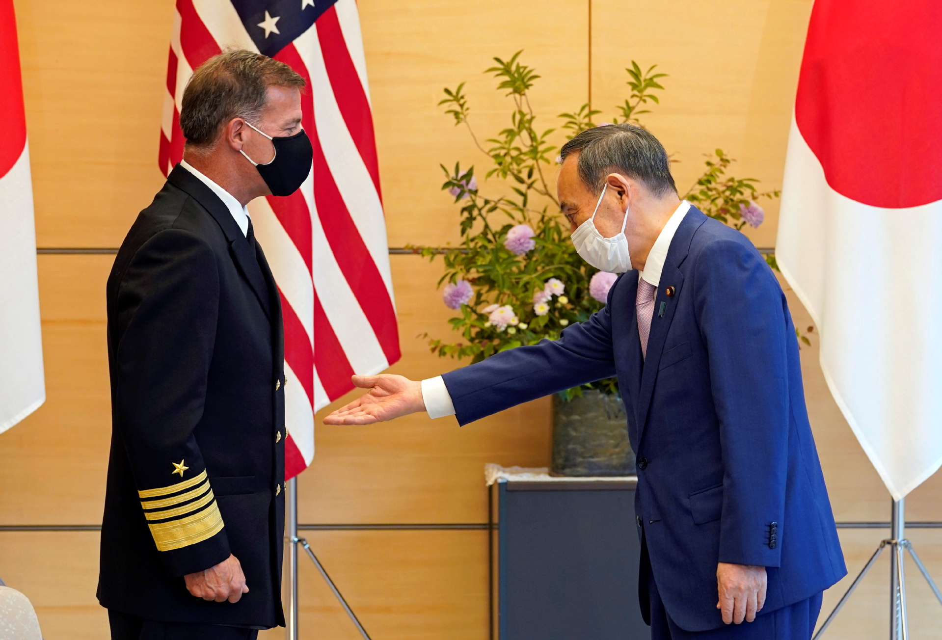 Admiral John C. Aquilino (L), Commander of the United States Indo-Pacific Command, is welcomed by Japanese Prime Minister Yoshihide Suga at the start of their meeting at the prime minister's official residence in Tokyo, Japan, on June 1, 2021. [Photo/Agencies]